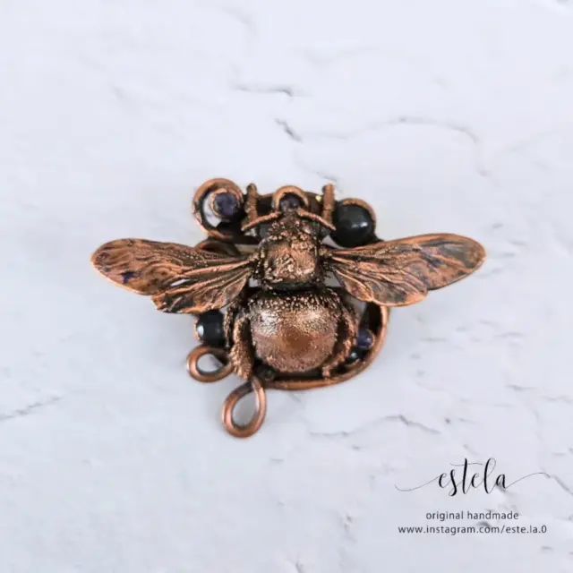 ラブラドライト吊り下げブローチ　鑑定書付き 光彩の羽音 – クマバチとラブラドライトのブローチ | estela